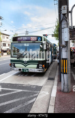 Giappone, Kyoto-CIRCA APR, 2013: Urban bus lato passeggero è alla fermata della parte vecchia della città di Kyoto. Giapponese la rete dei trasporti pubblici Foto Stock