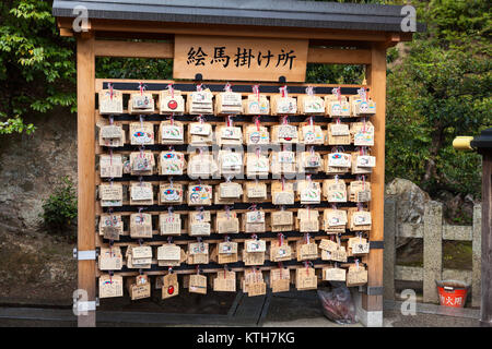 Giappone, Kyoto-CIRCA APR, 2013: di legno Ema placche di preghiera con i desideri o le preghiere di lo Shintoismo sono gli adoratori a Kinkakuji Tempio. Il Padiglione Dorato è Z Foto Stock