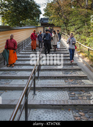 Giappone, Kyoto-CIRCA APR, 2013: Europei e Asiatici, pellegrini e visitatori di lasciare la zona di Kinkaku-ji il santuario. Le scale sul retro del territorio di Rokuon Foto Stock