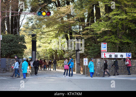 Giappone, Kyoto-CIRCA APR, 2013: passaggio al parcheggio auto e bus è in uscita dal territorio di Rokuon-ji o padiglione dorato. I visitatori di lasciare la zona di kin Foto Stock