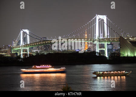 Giappone TOKYO-CIRCA APR, 2013: Il Ponte di Arcobaleno È una sospensione ponte che attraversa il nord della Baia di Tokyo tra Shibaura Pier e il lungomare di Odaiba in Foto Stock