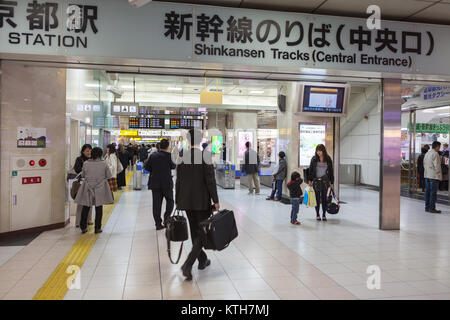 Giappone TOKYO-CIRCA APR, 2013: passaggio all'ingresso centrale al Shinkansen vie è in Kyoto stazione ferroviaria. La folla dei passeggeri è in sala e Foto Stock