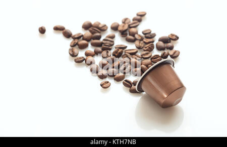 Capsula di caffè espresso e caffè in grani, su sfondo bianco Closeup vista con dettagli Foto Stock