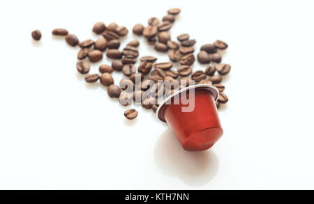 Capsula di caffè espresso e caffè in grani, su sfondo bianco Closeup vista con dettagli Foto Stock