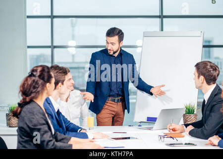 Direttore della società di affari con il suo staff Foto Stock