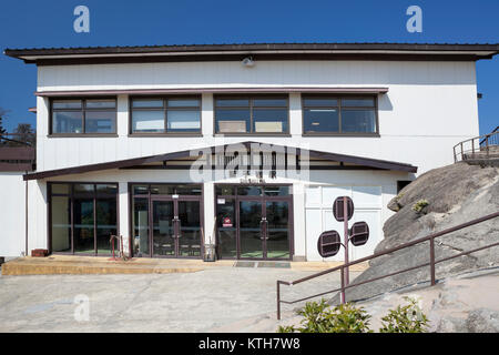 ITSUKUSHIMA, Giappone-CIRCA APR, 2013: ingresso della fune Shishiiwa via stazione è sulla cima del monte Misen di Miyajima. È nei pressi di un grande posto per visualizzare mag Foto Stock