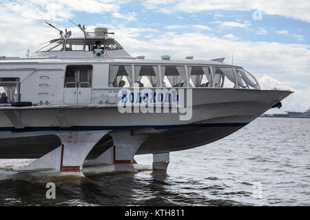 ST.PETERSBURG, Russia-CIRCA LUG 2011: aliscafo-supportato imbarcazione naviga nel Golfo di Finlandia. Partenze regolari da San Pietroburgo alla città di Peterhof da Foto Stock