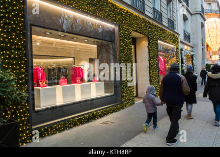 Parigi, Francia, Avenue Montaigne, Givenchy negozi di lusso, lo Shopping di Natale, negozio finestra visualizza Foto Stock