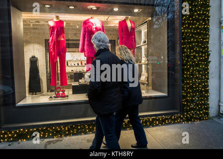 Parigi, Francia, Avenue Montaigne, Givenchy negozi di lusso, Natale Window Shopping, manichini moda, negozio finestra visualizza Foto Stock