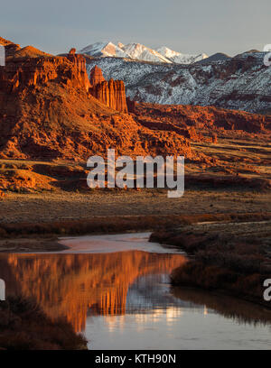 Torri di Fisher di riflessione nel fiume Colorado, Moab, Utah Foto Stock