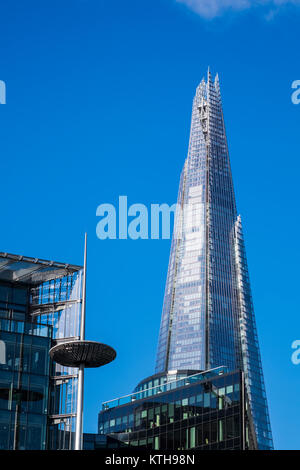 L'edificio di Shard dietro più Londra Riverside nel quartiere di Southwark, Londra, Inghilterra, Regno Unito Foto Stock