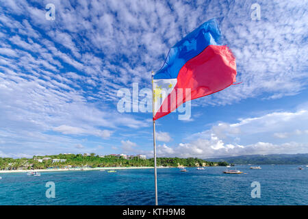 Filippino battenti bandiera in una barca, Boracay , Filippine Foto Stock