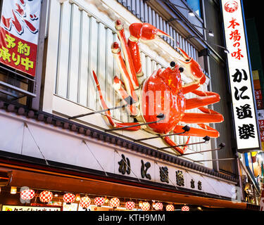 OSAKA, Giappone - 17 novembre: Billboard giapponese segno di Osaka in Giappone il 17 novembre 2013. Vale a dire per il grande illuminato cartelloni pubblicitari creativi tutti lungo Dot Foto Stock