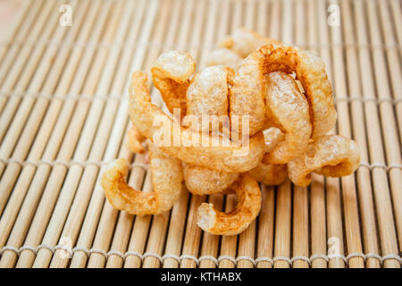 Snack di maiale, cotenna di maiale, carne di maiale di graffiare, cotiche. Foto Stock