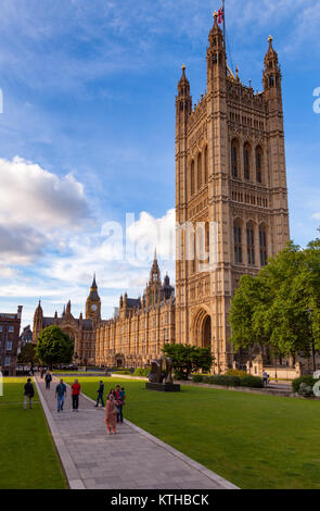 LONDON, Regno Unito - 16 giugno 2013: Il Palazzo di Westminster conosciuta come la Casa del Parlamento, City of Westminster, area centrale della Greater London Foto Stock