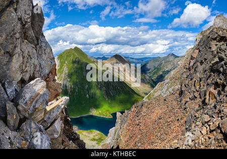 Escursionismo. Pass 'Mountain turisti' sulla cresta spartiacque Tunka. Vista attraverso uno stretto passaggio a valle con un lago. Siberia orientale Foto Stock