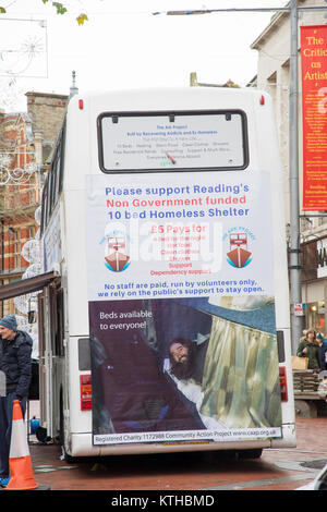 Senzatetto carità bus in lettura Foto Stock