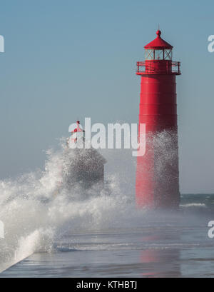 Grand Haven Lighthouse e onde Foto Stock