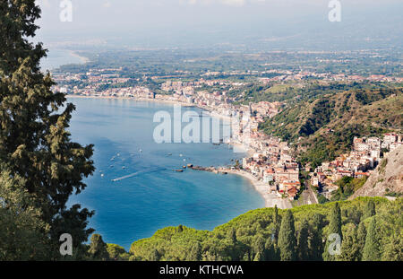 Vista lungo la costa verso il Comune di giardini e Giardini Naxos da Taormina, Sicilia, Europa Foto Stock