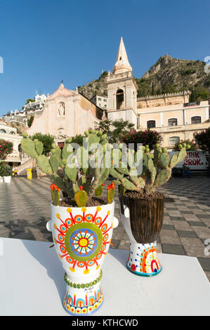 Colorati vasi di ceramica di cactus, Piazza IX Aprile, Taormina centro storico, Sicilia, Europa Foto Stock