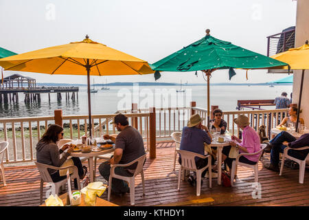 Ristoranti sul lungomare nel porto di Victorian Arts & comunità di Port Townsend sulla Penisola Olimpica in Washington, Stati Uniti Foto Stock