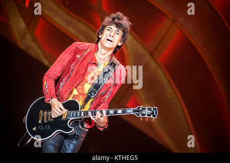 I Rolling Stones, il leggendario inglese rock band, esegue un concerto dal vivo presso Telenor Arena di Oslo. Qui il musicista Ronnie Wood sulla chitarra è visto dal vivo sul palco. Norvegia, 26.05.2014. Foto Stock