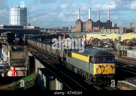 Una classe 56 locomotiva diesel numero lavoro 56036 caricato carbone treno a Wandsworth Road a Londra. 7 febbraio 1994. Foto Stock