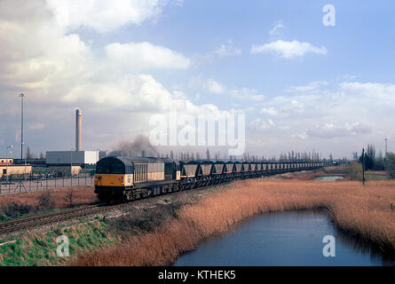 Una classe 58 locomotiva diesel numero 58035 lavorando a merry go round del carbone treno sul grano linea di diramazione nel Kent. Il 15 marzo 1995. Foto Stock