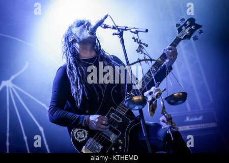 La svedese band death metal tribolazione esegue un concerto dal vivo presso il norvegese music festival tonnellate di roccia 2015. Qui il cantante ed il bassista Johannes Andersson è visto dal vivo sul palco. Norvegia, 20/06 2015. Foto Stock