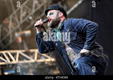 Il Norvegese hard rock e punk rock band Turbonegro esegue un concerto dal vivo a Kollenfest 2012 a Oslo. Qui la cantante Tony Sylvester, noto anche come il Duca di nulla, è visto dal vivo sul palco. Norvegia, 30/06 2012. Foto Stock