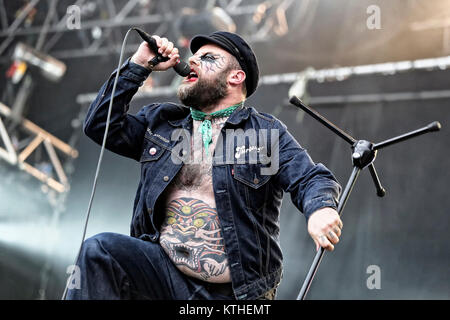 Il Norvegese hard rock e punk rock band Turbonegro esegue un concerto dal vivo a Kollenfest 2012 a Oslo. Qui la cantante Tony Sylvester, noto anche come il Duca di nulla, è visto dal vivo sul palco. Norvegia, 30/06 2012. Foto Stock