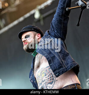 Il Norvegese hard rock e punk rock band Turbonegro esegue un concerto dal vivo a Kollenfest 2012 a Oslo. Qui la cantante Tony Sylvester, noto anche come il Duca di nulla, è visto dal vivo sul palco. Norvegia, 30/06 2012. Foto Stock