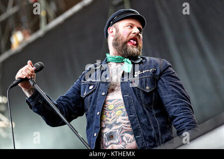 Il Norvegese hard rock e punk rock band Turbonegro esegue un concerto dal vivo a Kollenfest 2012 a Oslo. Qui la cantante Tony Sylvester, noto anche come il Duca di nulla, è visto dal vivo sul palco. Norvegia, 30/06 2012. Foto Stock