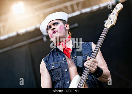 Il Norvegese hard rock e punk rock band Turbonegro esegue un concerto dal vivo a Kollenfest 2012 a Oslo. Qui Thomas Seltzer aka "Happy-Tom' è visto dal vivo sul palco. Norvegia, 30/06 2012. Foto Stock