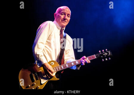 La British new wave band Ultravox esegue un concerto dal vivo al Rockefeller di Oslo. Qui cantante, compositore e musicista Midge Ure è visto dal vivo sul palco. Danimarca, 21/10 2012. Foto Stock