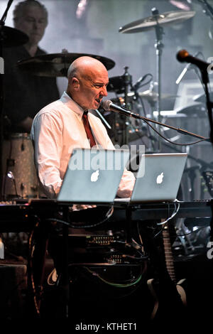 La British new wave band Ultravox esegue un concerto dal vivo al Rockefeller di Oslo. Qui cantante, compositore e musicista Midge Ure è visto dal vivo sul palco. Danimarca, 21/10 2012. Foto Stock