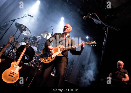 La British new wave band Ultravox esegue un concerto dal vivo al Rockefeller di Oslo. Qui cantante, compositore e musicista Midge Ure è visto dal vivo sul palco. Danimarca, 21/10 2012. Foto Stock