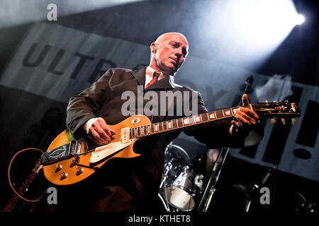 La British new wave band Ultravox esegue un concerto dal vivo al Rockefeller di Oslo. Qui cantante, compositore e musicista Midge Ure è visto dal vivo sul palco. Danimarca, 21/10 2012. Foto Stock