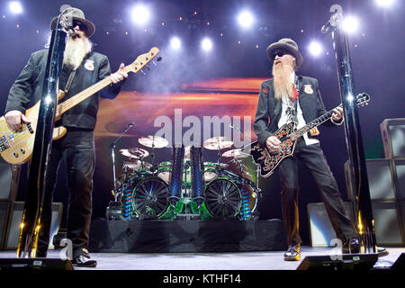 La American rock band ZZ Top esegue un concerto dal vivo a Oslo Spektrum. Il trio composto da Billy Gibbons, polveroso Hill e Frank barba. Norvegia, 23/10 2010. Foto Stock