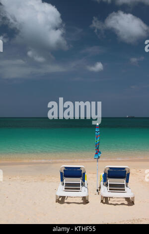 Spiaggia lettini per prendere il sole e il mare. St George, Grenada Foto Stock