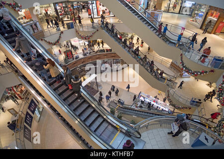 Una vista da sopra del Queens Center shopping mall in Elmhurst, Queens, a New York City a pochi giorni prima di Natale. Foto Stock