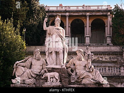 La Statua della Dea Roma (Roma), armati di lancia e casco, di fronte è la lupa alimentazione di Romolo e Remo, in Piazza del Popolo a Roma Foto Stock