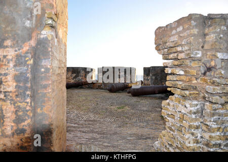 I cannoni a Fort Beekenburg, Caracas Bay, Curacao, Antille olandesi, West Indies, America centrale. Il forte fu costruito nel 1703 ed è stato usato per Foto Stock