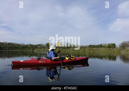 Donna canoa kayak in Florida il lago Foto Stock