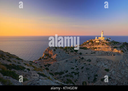 Tramonto al faro di Formentor cape. Isole Baleari, Maiorca, Spagna Foto Stock