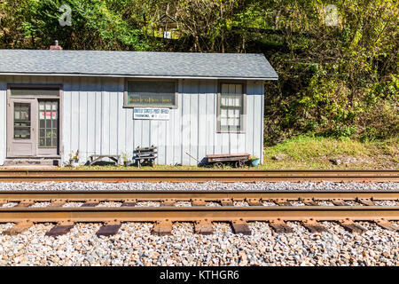 Thurmond, Stati Uniti d'America - 19 Ottobre 2017: United States Post Office abbandonato edificio chiuso con segno in West Virginia città fantasma village Foto Stock