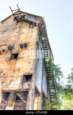 Abbandonato retro vintage carico di calcestruzzo terminale ricevente esterno dell'edificio in Thurmond, West Virginia città fantasma con una struttura di decadimento pareti, win Foto Stock