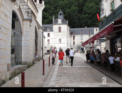 Brantome en Périgord, Abbaye de Saint Pierre de Brantome e il municipio, la Dronne fiume Dordogne, Nouvelle-Aquitaine, Francia, Europa Foto Stock