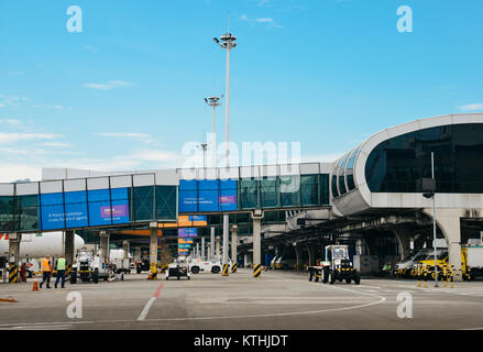 L'aeroporto Santos Dumont di Rio de Janeiro, Brasile - 22 DIC 2017: i lavoratori aeroportuali a Rio de Janeiro Santos Dumont Airport svolgere mansioni su un gol airl Foto Stock