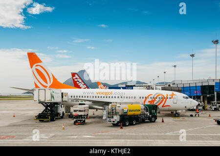 L'aeroporto Santos Dumont di Rio de Janeiro, Brasile - 22 DIC 2017: i lavoratori aeroportuali a Rio de Janeiro Santos Dumont Airport svolgere mansioni su un gol airl Foto Stock